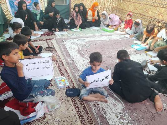 کلاس نقاشی در روستاها و داخل چیت (چادر یا فضای مسقف موقت) می تواند فرصتی عالی برای ارتقاء خلاقیت کودکان و نوجوانان باشد، به خصوص در مناطقی که امکانات فرهنگی محدود است. این کلاس ها علاوه بر آموزش مهارت های هنری، باعث ایجاد نشاط، افزایش اعتماد به نفس و تقویت توانمندی های فردی می شوند.