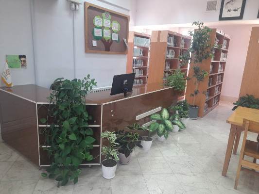 تصور یک میز خدمت زیبا و کاربردی در کتابخانه شهدای عباس آباد همراه با فضای سبز و گل آرایی، می تونه محیط کتابخانه رو صمیمی تر، دل نشین تر و جذاب تر کنه. این میز خدمت به عنوان نقطه اول تعامل بازدیدکنندگان با کتابخانه عمل می کنه و باید هم کاربردی و هم چشم نواز باشد.