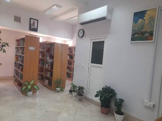 کتابخانه شهدای عباس آباد با گل های آپارتمانی آراسته شده است، فضای آن با حضور گیاهان طبیعی جان گرفته و محیطی دلنشین و آرام بخش برای مطالعه و پژوهش فراهم کرده است. این گل ها علاوه بر زیبایی بصری، هوای داخل کتابخانه را تازه و مطبوع می کنند و حس نزدیکی به طبیعت را در دل محیط بسته ایجاد می کنند.