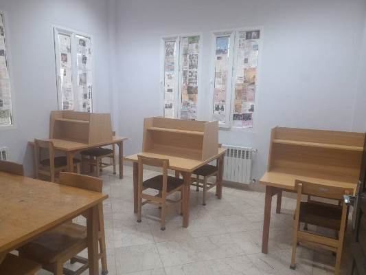 در مورد سالن مطالعه کتابخانه شهدای عباس آباد، می شود فضایی را تعریف کرد که علاوه بر کارکرد عمومی مطالعه، بازتابی از فضای معنوی، فرهنگی و انقلابی نیز داشته باشه؛ فضایی که هم آرامش و تمرکز برای مطالعه فراهم کند.اهداف سالن مطالعه:  فراهم کردن محیطی آرام، تمیز و مجهز برای مطالعه