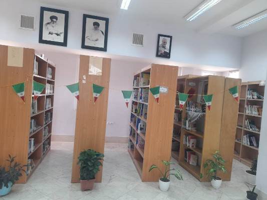 فضای داخلی کتابخانه شهدای عباس آباد معمولاً طوری طراحی شده که محیطی آرام، راحت و مناسب برای مطالعه، پژوهش و فعالیت های فرهنگی فراهم کند.